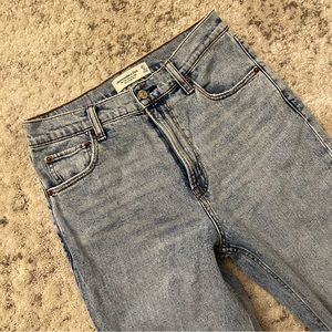Abercrombie & Fitch Ultra High Rise 90s Slim Straight Jean - Extra Short